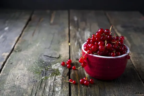 Grosellas rojas frescas en tazón — Foto de Stock