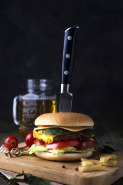 Taze ve sulu hamburger bir kağıt üzerinde