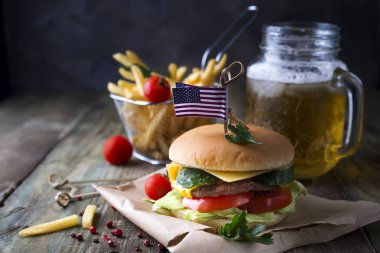 Taze ve sulu hamburger bir kağıt üzerinde