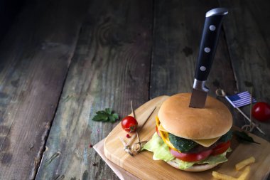 Taze ve sulu hamburger bir kağıt üzerinde