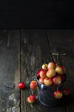 Bir demet taze kiraz