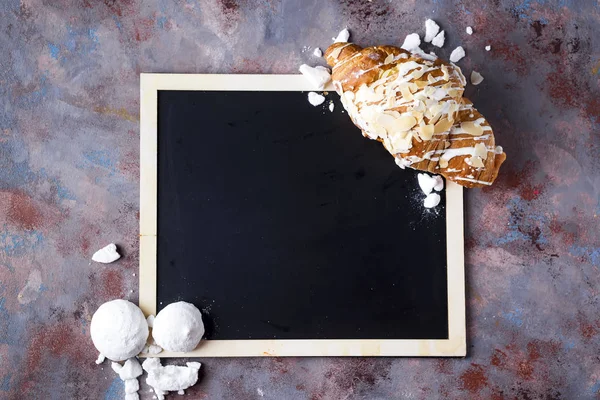 Croissant com merengue em chalkboard — Fotografia de Stock