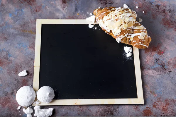 Croissant com merengue em chalkboard — Fotografia de Stock