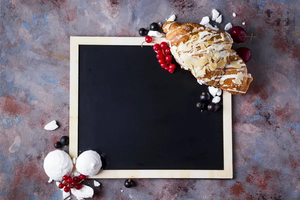 Croissant com merengue em chalkboard — Fotografia de Stock