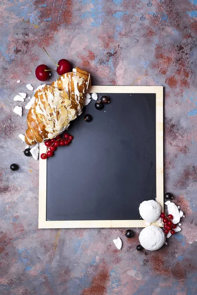 Croissant com merengue em chalkboard — Fotografia de Stock