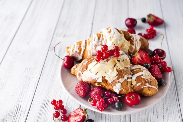 Croissants, corn flakes and berries — Stock Photo, Image