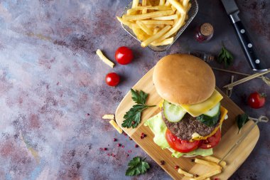 Hamburger, patates kızartması, bira taş bir tablo