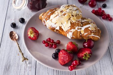 Ay çöreği, Mısır gevreği ve çilek