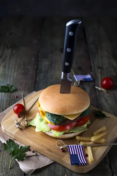 Taze ve sulu hamburger bir kağıt üzerinde