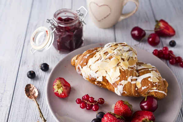 Croissants, corn flakes and berries — Stock Photo, Image