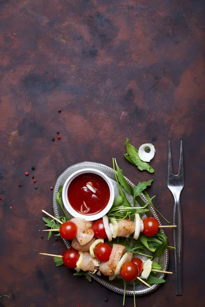 Making kebab from chicken — Stock Photo, Image