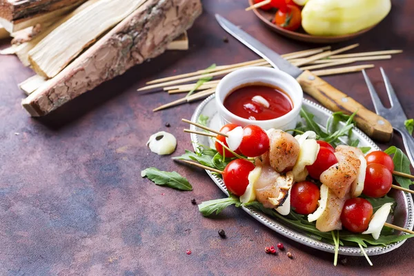 Dönerspieß aus Hühnchen machen — Stockfoto