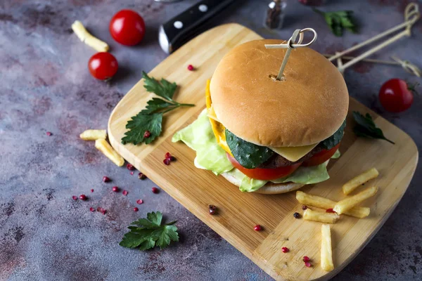 Patates kızartmalı hamburger.,