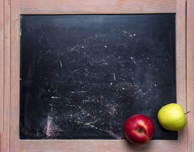 elma ve yazı tahtası.