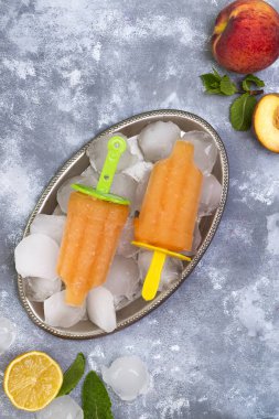 Ev yapımı sarı popsicles