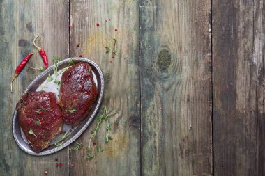 Çiğ çiğ dana biftek et