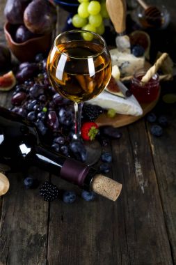 Piknik masa üzerinde beyaz şarap.