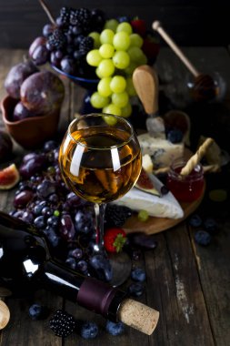 Piknik masa üzerinde beyaz şarap.