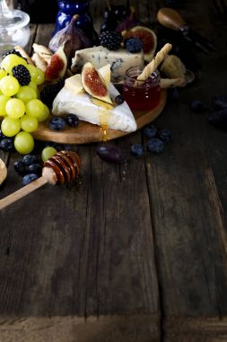 Camembert peyniri incir, bal ve şarap ile