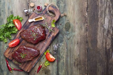 Çiğ çiğ dana biftek et