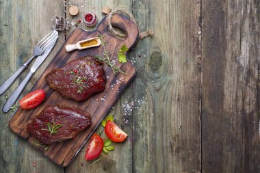 Çiğ çiğ dana biftek et