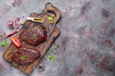 Çiğ çiğ dana biftek et