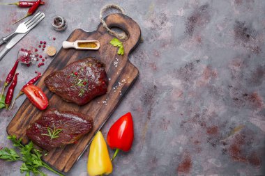 Çiğ çiğ dana biftek et