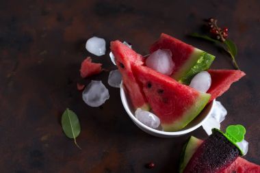 Karpuz dilimleri buz ile yerleştirilen üçgen şeklinde