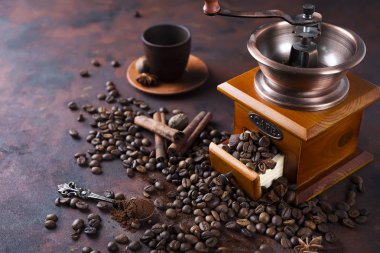 kahve çekirdekleri Kahve değirmeni ile natürmort