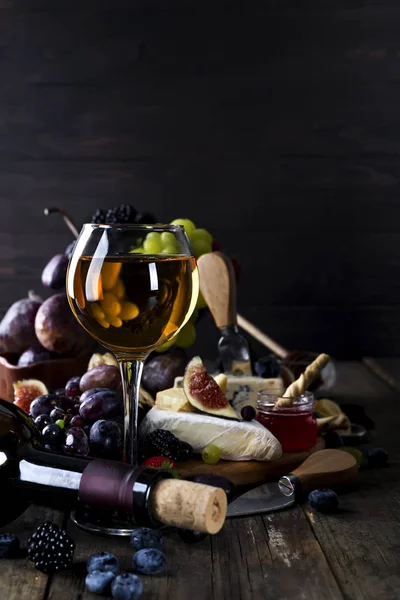 Glas witte wijn op picknicktafel. — Stockfoto