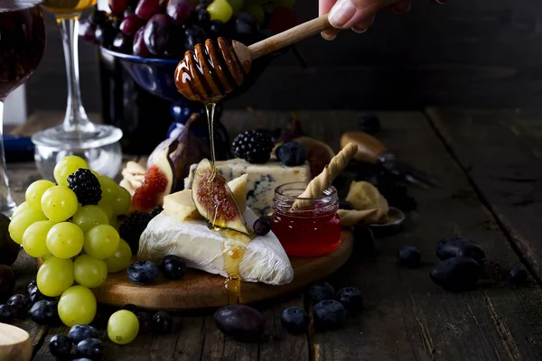 Camembert cheese with figs, honey and wine — Stock Photo, Image