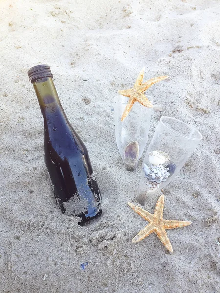 Ρομαντική μέρα με ποτήρια κόκκινο κρασί που κάθονται στην παραλία — Φωτογραφία Αρχείου