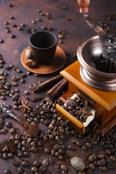 Stilleven van koffiebonen met koffiemolen — Stockfoto