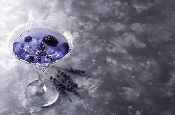 Lavendel martini met bessen — Stockfoto