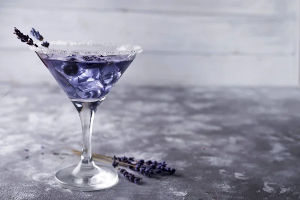 Martini con bayas —  Fotos de Stock