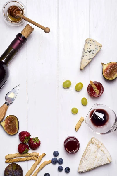 White wine, grape, bread, honey and cheese — Stock Photo, Image