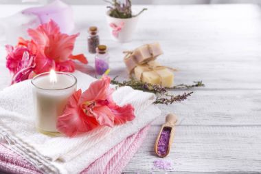 Spa çiçekler ve mumlar