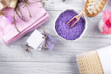 Spa kavramı. Deniz tuzu ile kase