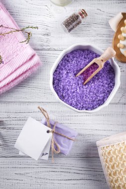 Spa kavramı. Deniz tuzu ile kase