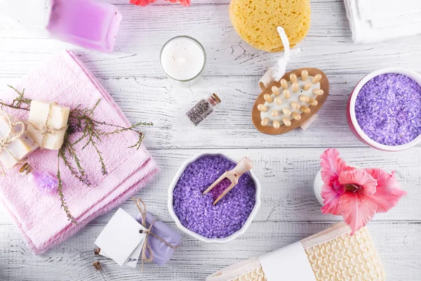 Spa kavramı. Deniz tuzu ile kase