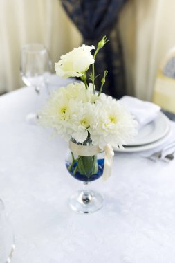 Düğün masa dekore edilmiş