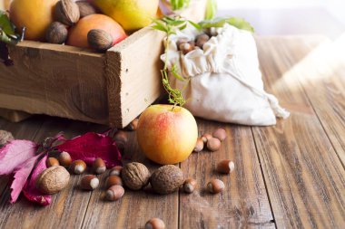 Elmalı turta yemek için malzemeler.