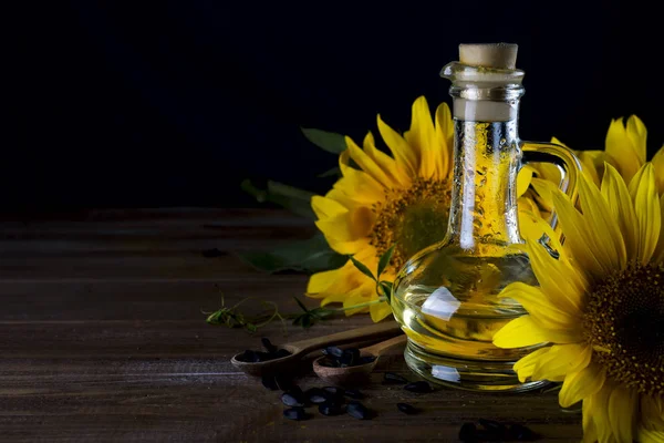 Ayçiçeği tohumu ve petrol şişe