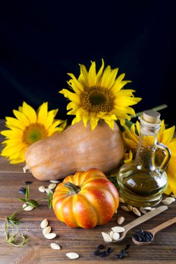 Sonbahar natürmort pumpkins, petrol ve ayçiçeği ile