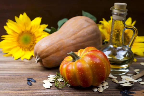 Nature morte d'automne avec citrouilles, huile et tournesols — Photo