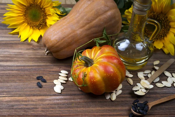 Sonbahar natürmort pumpkins, petrol ve ayçiçeği ile