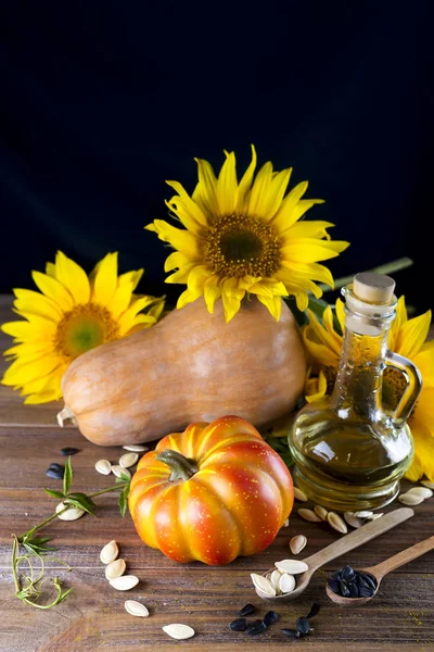 Sonbahar natürmort pumpkins, petrol ve ayçiçeği ile