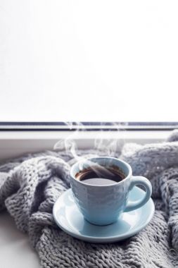 bir fincan kahve ile rahat yumuşak gri battaniye