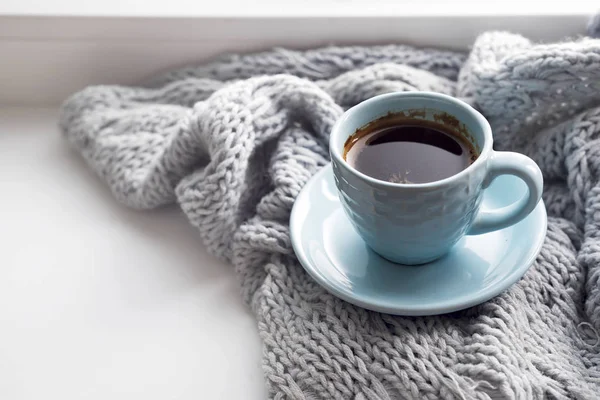 Příjemné měkké šedou deku s šálkem kávy — Stock fotografie