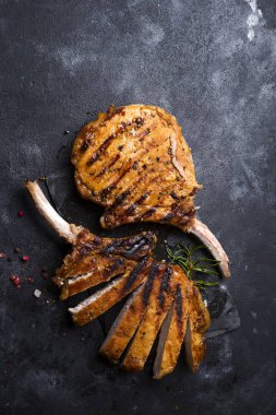 Dilimlenmiş dana biftek ızgara